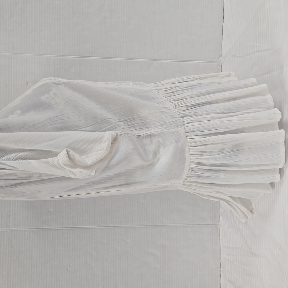b. Boutique White Embroidered Blouse - Picture 4 of 4